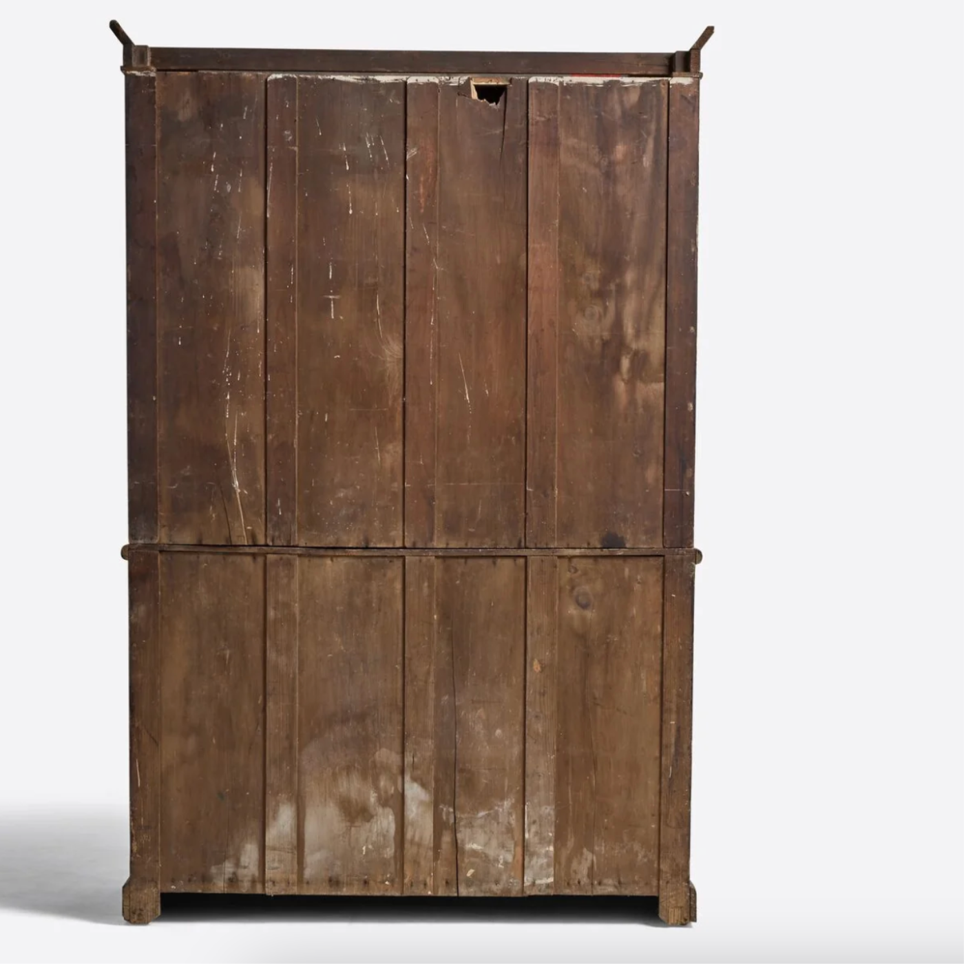 Face arrière d’une armoire abîmée avant réparation