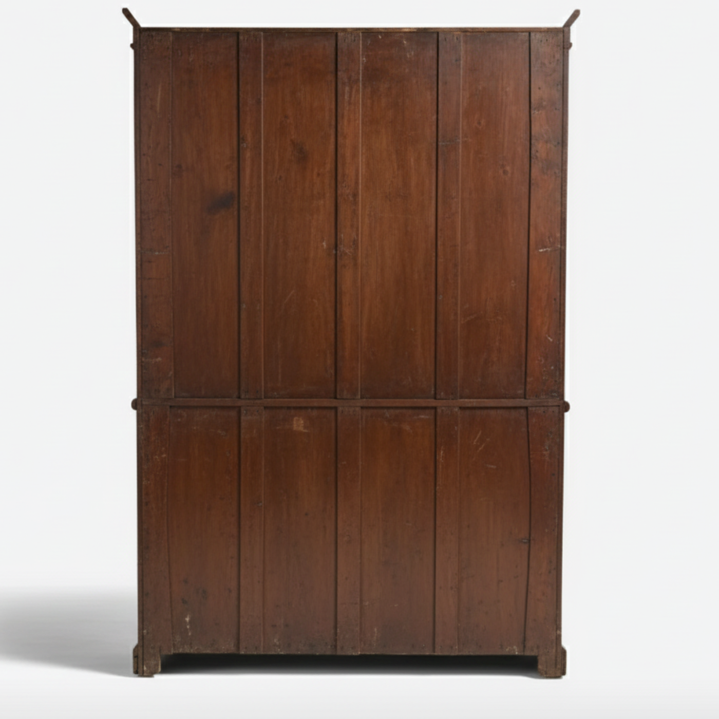 Face arrière d’une armoire réparée par un artisan
